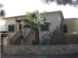 Mediterranes freistehendes Eckhaus ruhiger Wohnlage - Haus kaufen - Bild 1