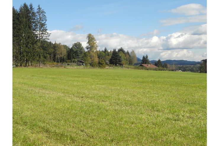 Feldkirchen NäheLandwirtschaftliche Fläche/Wieseebene Lage, sehr