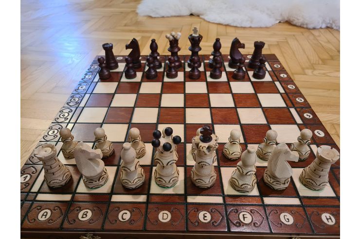 Aus Holz geschnitztes Schach - Brettspiele & Kartenspiele - Bild 1
