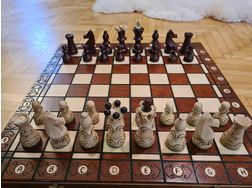 Aus Holz geschnitztes Schach - Brettspiele & Kartenspiele - Bild 1