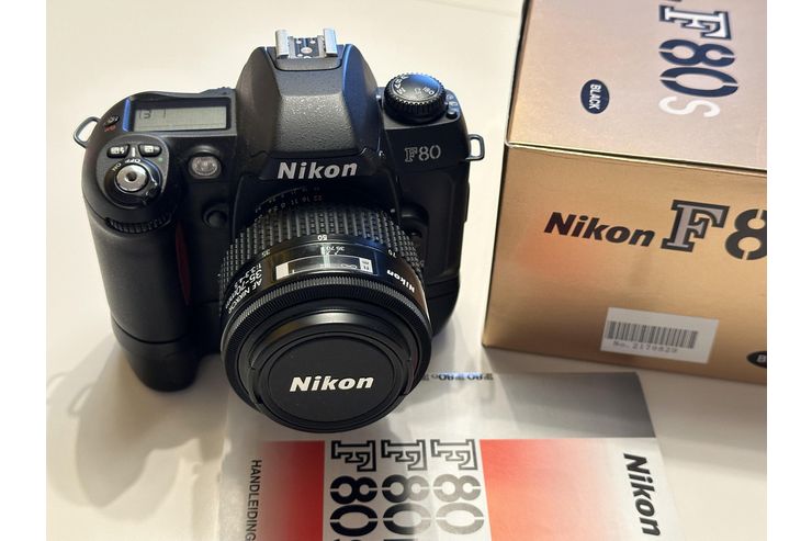 Nikon F80s AF Nikkor 35 70 Nikon MB 16 - Analoge Spiegelreflexkameras - Bild 1
