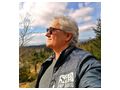 Freundlicher Mann Hilfe Alltag - Lebenshilfe - Bild 1