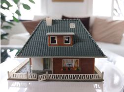 Faller H0 Fertigmodell Wohnhaus Walmdach - Modellbau & Modelle - Bild 1
