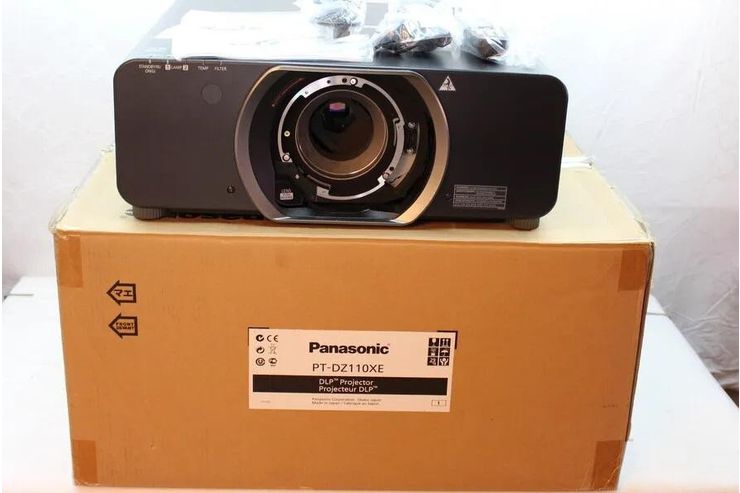 Panasonic Beamer Projektor - > 45 Zoll - Bild 1
