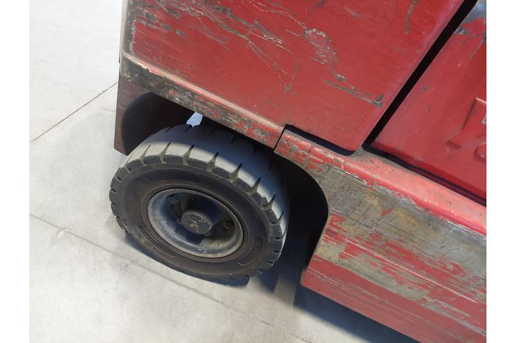 Stappler 2 5 to Bereifung - Busse & LKW - Bild 1