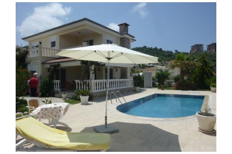 Vollmöblierte Luxus-Villa mit Pool, Garage und ...